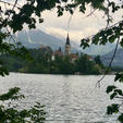 ブレッド湖 スロベニア
晴れたらもちろん綺麗ですが、曇りでも湖の周りのお散歩楽しめます。1周6キロ
とはいえ晴れたらキレイさが全く違うので、1泊されるのをオススメします。
晴れた日にぜひお城に登って下さい。(有料なので)
