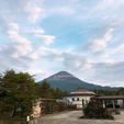 2020.08.10（祝）
道の駅なるさわ

一日中雲に隠れていたシャイな富士山🗻
夕方にやっと姿を現してくれました。
なるさわ富士山博物館は無料。
パワーストーン押しがすごいですが笑、
富士山や石の説明がムービーもあって
それなりに楽しめるはず。
鉱物やストーンが好きな方はぜひ。

#鳴沢村
#道の駅なるさわ
#道の駅
#なるさわ富士山博物館
#富士山
#fujisan