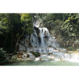 ラオス・ルアンパバーンから車で約1時間のところにあるクアンシーの滝。エメラルドグリーンの滝壺では泳ぐこともできます。
#ラオス #滝