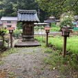 細川ガラシャゆかりの里
明智神社

　光秀の屋敷跡と伝わる場所に「あけっつぁま」と呼ばれる小さな祠・「明智神社」があり、中には高さ13センチメートル程の木彫りの光秀座像が祀られています。この木像は東大味町の3軒の農家が「生きているのは光秀公のおかげ」と、光秀の像を密かに400年以上守り続けてきたと伝えられています。

#サント船長の写真　#小さな祠