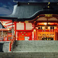 新宿にある花園神社
夜も雰囲気があって神聖な雰囲気です。

社務所も、日曜日は19時頃までですが、平日は20時頃まで空いている日もあるので、仕事帰りでも間に合う方も多いかと。

夜の参拝もいいものですよ。

#花園神社
#新宿
#神社
#神社参拝