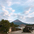 2020.08.10（祝）
道の駅なるさわ

一日中雲に隠れていたシャイな富士山🗻
夕方にやっと姿を現してくれました。
なるさわ富士山博物館は無料。
パワーストーン押しがすごいですが笑、
富士山や石の説明がムービーもあって
それなりに楽しめるはず。
鉱物やストーンが好きな方はぜひ。

#鳴沢村
#道の駅なるさわ
#道の駅
#なるさわ富士山博物館
#富士山
#fujisan