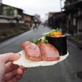 高山古い街並みにて。

話題の飛騨牛にぎり！
メイン通りの出店は行列ができてたから姉妹店の1本奥の出店に。

#岐阜県　#食べ歩き　#飛騨牛