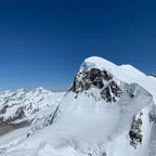 スイス🇨🇭

マッターホルングレッシャーパラダイスより眺めるスイスアルプス🏔

右の山はブライトホルン。写真を拡大すると頂上からスキーで降りてくる人たちが点になって見えます笑