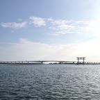 静岡県浜松市⛩弁天島の鳥居
橋の向こうは海、手前は浜名湖☺️