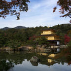 水面に映る鹿苑寺