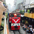 Hanoi トレインストリート。
アジアは車とつくものから身を守るのも自己責任。
極意はゆっくり渡る。慌しい喧騒の中やっぱりゆっくりと時間は流れている。