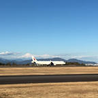 静岡空港に着陸 富士山と飛行機の2ショット