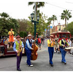 アナハイム(カリフォルニア)

ディズニー・カリフォルニア・アドベンチャー・パーク(Disney California Adventure Park)の、ブエナ・ビスタ・ストリート(Buena Vista Street)にて。

1920年代のロサンゼルスを再現した街並みで、パークの玄関口に当たる。

ボーカリストの女性ダイムと、シカゴから到着したばかりのクインテット(Five & Dime)が歌って踊る、20分ほどの素敵なショー。

アイ・ガット・リズム(I Got Rhythm)などに代表される、1920〜1930年代のジャズが数珠つなぎに演奏される。軽快なテンポに、周囲のお客さんたちも惹き込まれてスウィング。

ボーカリストの女性の後ろに僅かに見える像が、パークのアイコンになっているフォト・スポット、ストーリーテラー像(Storytellers Statue)。

1923年にカンザス・シティからロサンゼルスに来た当時の、若かりし頃のウォルト・ディズニーとミッキーの姿。

#buenavistastreet #californiaadventure #anaheim #waltdisney #fiveanddime