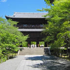 南禅寺　三門
京都三大門です
南禅寺の三門と言えば、石川 五右衛門ですが、安土桃山時代の盗賊の首長。文禄3年(1594)に捕えられ、京都三条河原で煎り殺された。見せしめとして、彼の親族も大人から生後間もない幼児に至るまで全員が極刑に処されている。
此の南禅寺の三門は当時確か火災で消失して、寛永５(1628)に藤堂高虎の寄進で石川五右衛門の死後34年後です。

「絶景かな絶景かな」は歌舞伎の話しです。

#サント船長の写真 #京都　#門巡り　#南禅寺