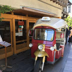 宿から駅への送迎はトゥクトゥクで。