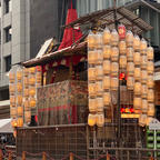 祇園祭り　長刀鉾
7月15日　宵宵山
俺等は京都人で暮らす所は下京区です、鉾の有る所も下京区です。バス停留所から鉾は見えていて、歩いて行ける距離ですが、市バスは高齢者は無料パスが有りますので、バスで行きます。降りる所は四条西洞院です、目の前に、月鉾が有ります。
写真の鉾は長刀鉾ですが良いですね♪山笠提灯に火が入るとね🤗

#サント船長の写真　#祇園祭り　#京都