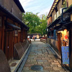 京都祇園の切通しです