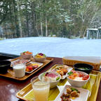 星野リゾートトマム　朝食🍴
朝食はニニヌプリというレストランでバイキング！
特に美味しかったのが、北海道の朝食といえばの、のっけ丼、焼いてくれるフレンチトースト、安定のコロッケ。
雪景色を眺めながらの贅沢な時間でした☺️