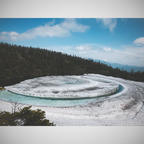 八幡平ドラゴンアイ🐉(鏡沼)

2022.6.18の様子

歩道にはところどころ雪が残っていましたので、トレッキングシューズだと安心です。
コースは鏡沼→ガマ沼方面で歩くと、階段の登りも少なくて、楽に歩ける印象でした。

#八幡平　#ドラゴンアイ