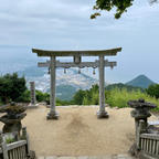 朝8時ぐらいの高屋神社、まだ下界の景色が朝靄の雰囲気。

週末は10時〜18時までシャトルバスが運行していて、時間外なので車で来てみたけど、すれ違いが難しい細い道な上に退避スペースも少ない&カーブが多くて先も見通せないのでけっこう神経使いました。

山道運転にあまり慣れてない人は、シャトルバスに乗ってきた方が良さそう。