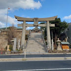 【関の氏神・亀山八幡宮】
関門海峡を一望できる絶景神社⛩
下関のパワースポット⛩✨

「関の氏神様」として地元の人々から愛されている亀山八幡宮。

世界一のふく（ふぐ）の像や日本一の鳥居があり、常に注目の八幡様です。

武運・出世開運・安産祈願・家内安全・学業成就・
商売繁盛・事業繁栄・航海安全・受験合格・身体健康・病気平癒・縁結び等、幅広くご利益があるそうです。

向かい側には唐戸市場があり、関門海峡・関門橋を一望できます。絶景です！

絶景・大きなフグ・八幡様にパワーを頂きました✨



2022.12.22