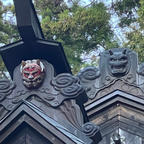 新倉富士浅間神社
甲斐国八代郡荒倉郷（現在地：新倉地区）の氏神として705年に創建された神社です。807年に富士山の大噴火があった際に、朝廷からの勅使による国土安泰を祈願する富士山鎮火祭が執行されたと伝わっており、その時、時の天皇である平城天皇より三国第一山の称号、並びに天皇の御親筆であり現在大鳥居にある勅額などが奉納されたとされています。

#サント船長の写真　#新倉富士淺間神社