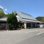 奈良県の東の端、御杖村（みつえむら）にある「道の駅　伊勢本街道　御杖」。自然豊かで、やや標高の高い山間部にあります。

日帰り温泉の「姫石（ひめし）の湯」を併設しており、休憩所も広いので、ゆっくりできます。温泉の露天風呂に、涼しい風が吹いていて、気持ち良かったです。

食事は、現在レストランがお休みのため、セルフコーナーのみ営業。丼物、鹿のフライなどがありました。農産物直売所で、村内にある自家焙煎コーヒー店のドリップコーヒー、野菜などを購入しました。