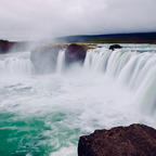 歩道がまだ未整備のため滝の真横まで行けます！
神々の滝。

アイスランド Goðafoss