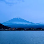 富士河口湖町
富士山が目の前に見える湖畔のホテルに宿泊。15時30分頃チェックインした時には、富士山は雲に隠れて殆ど見えませんでしたが、19時前暗闇に包まれる直前に、姿を現してくれました。この写真は、ホテルの前から撮りましたが、部屋からもこの景色が広がりました。