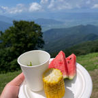 新潟【夏の天空雪まつり in八海山】
ロープウェイ に乗って、夏の天空雪まつり in八海山へ行ってきました‼️
平地より数度涼しく、夏にぴったりなスポットでした♪

ロープウェイ 到着後、建物横では振る舞い(無料)コーナーがあり、地産のコーンや枝豆、スイカまでいただけましたよ◎
どれも美味しくてびっくり‼︎景色を見ながらいただく、振る舞い料理は格別でした♪

冬に積もった雪を利用した子供も楽しめるスポットもあり、ソリやスコップ遊びも楽しめましたよ🛷