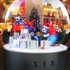 GINZA SIX / Tokyo

今年のクリスマスイベントは、「HEAVENLY GIFT -宇宙からの贈り物-」がテーマ。館のシンボル・中央吹き抜け空間のアートを手がけるヤノベケンジの最新作が、エントランスや屋上庭園のスケートリンクにも登場！

GINZA SIXの屋上は、広々としていて、座るスペースもいっぱいあり、スカイツリーや東京タワー、レインボーブリッジも見える、銀座の穴場的休憩スポットです♪

#tokyo #tokyosightseeing #ginzasix #bluemoon