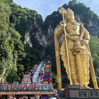 Batu Caves / Kuala Lumpur, Malaysia

クアラルンプールの人気のパワースポット「バトゥ洞窟」。カラフルな272段の急な階段の先には4億年前にできたと言われている鍾乳洞が！
猿に襲われそうになりながら、階段を登り切るのはかな〜り大変でしたが、階段上から眺める景色は最高でした♪

#kualalumpur #malaysia #bluemoon