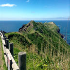 神威岬。この連なる稜線に沿って、大海原を望みながら歩くことが可能。