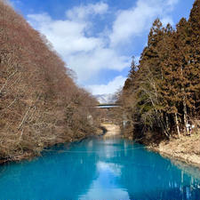 四万ブルー。
群馬四万温泉の近く。
四万ダムから車で5分くらい下ったところ。