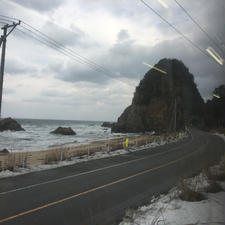 奇岩を電車から眺める。
笹川流れ