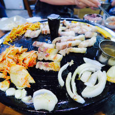 Korean Black Pork BBQ in Jeju island
済州島名物の黒豚の焼肉、中でも冷凍していない生肉を提供しているのは、黒豚の牧場がある済州島ならでは🐖ジューシーで脂身が甘くて凄く美味しい！これにお酒を頼んで2人で約5000円、安いっ！