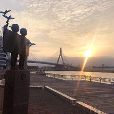 青い海公園
静かだし、人もいないし、青森港に隣接しているため、夕日の沈む陸奥湾を眺めながら飲むビールは最高でした