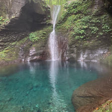 おしらじの滝🌿
山道をくだっていった先にあり、
幻の滝とも言われる滝。
条件が重なってないと滝を見れないことも
あるみたいですが、今回は見ることが出来て
感動✨
加工なしでこの青さ…😳
空気も綺麗だし言って損は無いと思います！