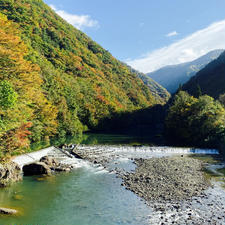 色づき始めた抱返り渓谷の紅葉(o^^o)
マイナスイオンたっぷり吸収してきました！
よく見ると右上に龍がのぞいているかのような雲が撮れました！