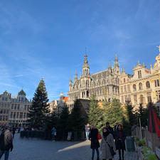 ベルギー🇧🇪グラン・プラス広場　
ゴシック建築の建物と可愛いクリスマスマーケット🎄✨