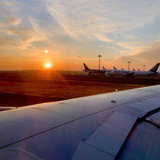 羽田空港、takeoff前の朝焼け。