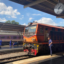 フワランポーン駅に入線する機関車
客車とガッチャンコして国内に出発する。