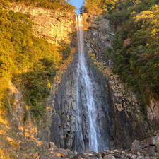 那智滝（和歌山県）

人混みを懸念して、早朝に行きました。もう少し近くで観たかったです…