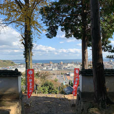 竈門神社から見た景色。
階段とかきつかったけどこの景色をみてなんか疲れが吹っ飛んだ。