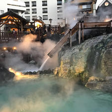 【群馬県】
湯畑
硫黄のにおい、絶え間なく湧き上がるけむり。