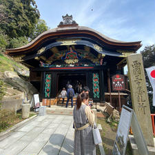 竹生島
西国三十三霊場三十番宝巌寺

此の写真は現地から直接の投稿です♪
2021年3月27日14時20分

『唐門』とは、唐破風をもつ門という意味です。
この『唐門』は、秀吉を祀った京都東山の豊国廟に建っていた『極楽門』を豊臣秀頼の命により片桐且元を普請奉行として移築されたものです。移築の際、土地の条件から観音堂に接して建てられています。桧皮葺、建物全体を総黒漆塗りとした上に金鍍金の飾金具が散りばめられ、虹梁中央の蟇股の周囲には鳳凰や松・兎・牡丹の彫刻を、二枚の大きな桟唐戸や壁には牡丹唐草の彫刻を極彩色塗りとして飾っています。豪華絢爛と言われた桃山様式の『唐門』の代表的遺構です。

#サント船長の写真
#西国霊場札所巡り　#唐門　#滋賀県