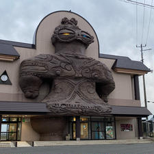 JR木造駅（つがる市,青森県）
遮光器土偶の『しゃこちゃん』の迫力あるモニュメントに衝撃を受けるJR木造駅（きづくりえき）

しゃこちゃんは、亀ヶ岡石器時代遺跡から出土した土偶がモチーフになっているそう。
旅のスパイスとして、工程に加えてみると面白いと思います!!

映えスポットになること請け負いです！