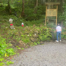 霊場恐山の冷水(ひやみず)
湧き水は、霊験あらたかな水として、人々に大切にされ、1杯飲めば10年若返り、2杯飲めば20年若返り、3杯飲めば死ぬまで若返ると言い伝えられるようになった。此の話しね京都は清水寺の音羽の滝と同じですね🤗
また一方で、この場所は俗界と霊界の境目であるともいわれ、人間のみならず、恐山へ集まってくる霊も飲みにやってくるのだと言い伝えられている。

#サント船長の写真　#下北半島　　
#恐山　#青森県