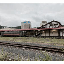 網走駅
レトロフィルターかけてますが...
実物も十分レトロだった。
古い跨線橋と1両のディーゼル車(キハ54)
うーん、良き。
晴れてればもっと良かったけど...
#網走駅　#ディーゼル車