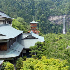 熊野那智大社・那智の滝
山、滝、森などの自然に囲まれた神秘的な信仰の地「那智」は、日本の始まりにも大きく関わりのある深い歴史を持つ和歌山県の名所です。「那智の滝」「熊野那智大社」をはじめとする見どころを通して、那智の魅力ですね。

#サント船長の写真　#和歌山県