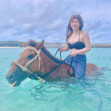 久米島から橋を渡った奥武島の畳石ビーチで「海馬遊び」という、海の中を乗馬出来る遊びがあります🐴🏝🌺🌸
綺麗な海に🏖🐠☀️
可愛いお馬さん🐴❤️
久米島旅行の1番の思い出です(﹡ˆ﹀ˆ﹡)