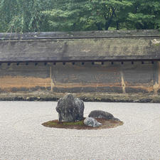 龍安寺の石庭
「虎の子渡しの石」
大きい石と小さい石を虎の親子と見立てているのです。

#サント船長の写真