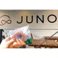 ベーグル食べ放題の「JUNO」で、今月限定の紫芋いものベーグルと、ほうれん草のベーグルをテイクアウト。

#東京カフェ