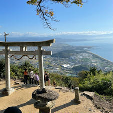 4日目   香川
金刀比羅宮、父母が浜、高屋神社

金刀比羅宮で785段の階段を登った。幸せの黄色いお守りも買った。
高屋神社って、ネットで見る分には階段が200段くらいあるよとしか書いてなかったけど、実際登り始めるとずっと急な坂道で険しい山道を35分ガチ登山(ノンストップ)した。ほんとに限界だったけど、登りきって振り返るとこの写真のような光景が、、、！疲れが吹きとんだ。行く時はスニーカーと杖、必須です。